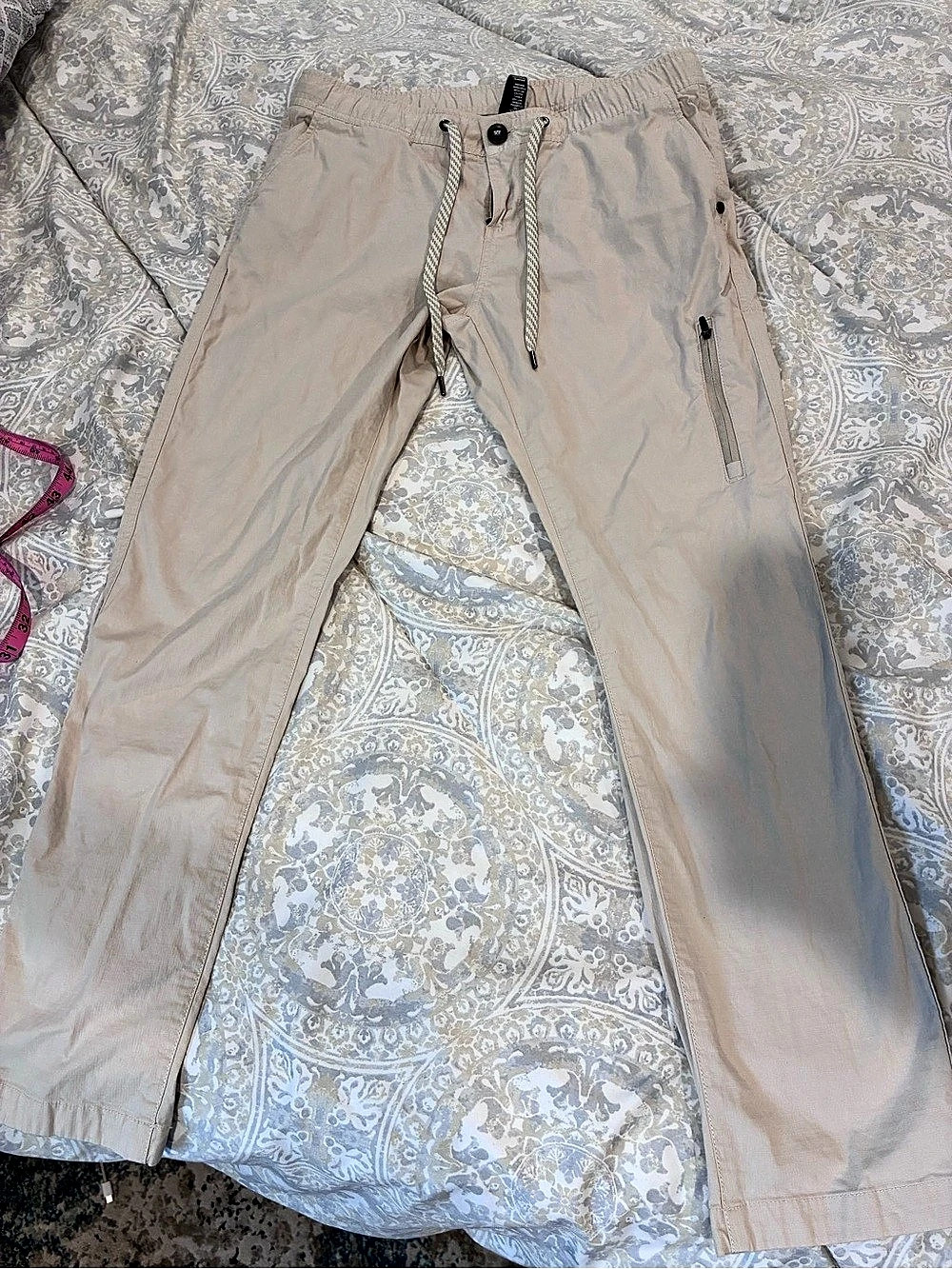 Vuori womens  Cargo Pants Beige Medium Like New